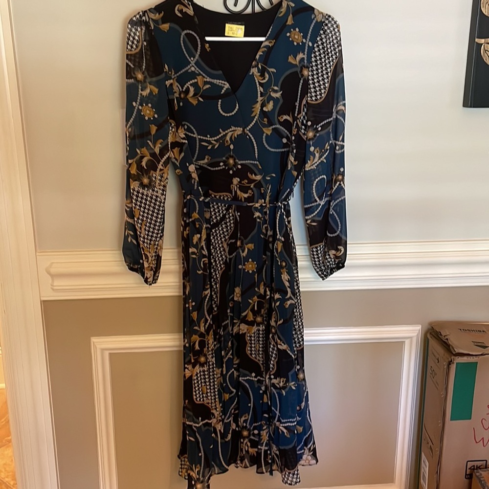 Ann Taylor 0P, clasp at v-neck & side zipper. Tie waist Sheer sleeves worn once